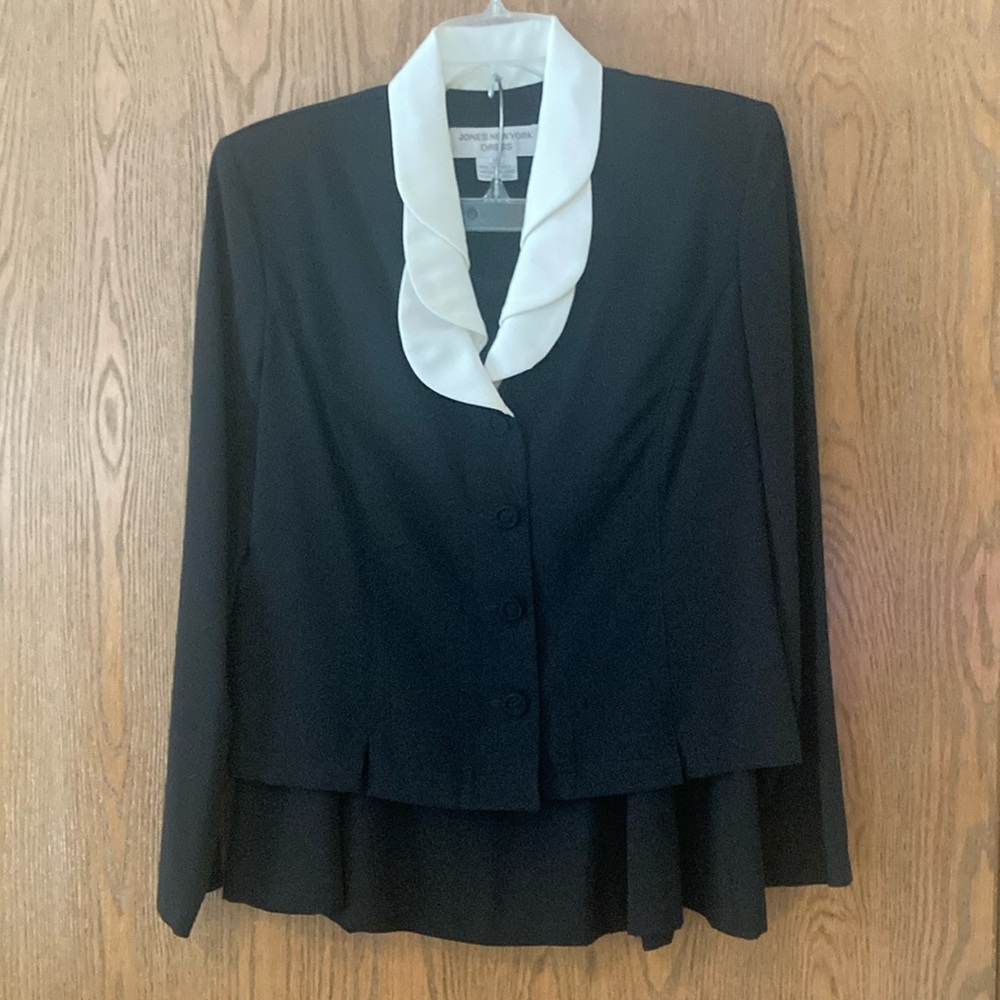 Jones New York Black and Cream Lightweight Suit.. with lined skirt